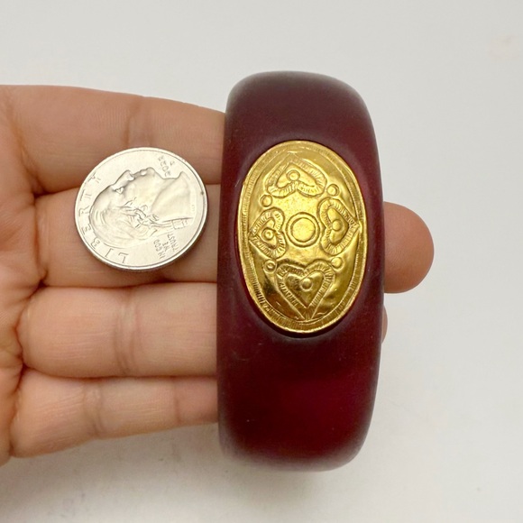 Vintage Plum Frosted Lucite Etched Heart Medallion Chunky Bangle Bracelet - Picture 2 of 9